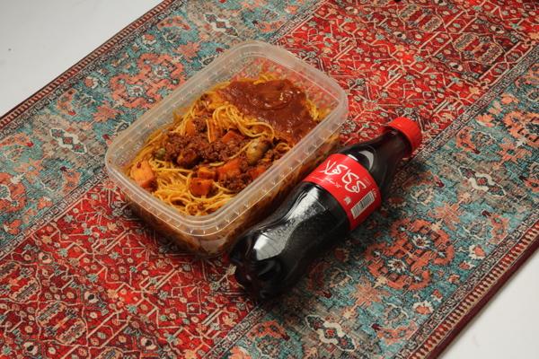 ماکارونی با گوشت و قارچ (500گرمی) با نوشابه